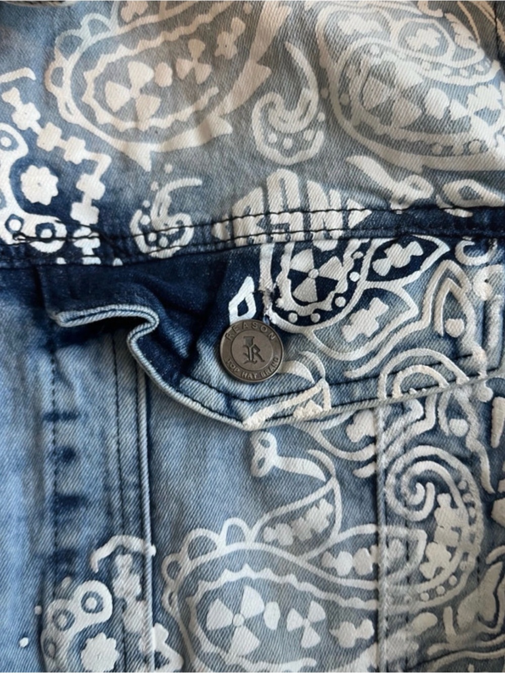 Reason Light Blue Wash Paisley Allover Print Denim Trucker Jacket Coat Sz Large - Picture 8 of 14
